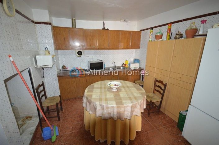 Image No.7-7 Bed Townhouse for sale