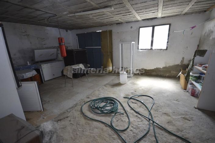 Image No.11-6 Bed Townhouse for sale