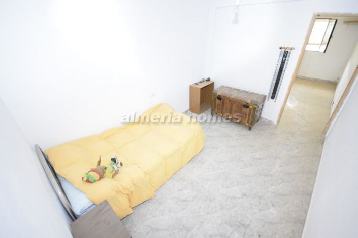 Image No.17-6 Bed Townhouse for sale