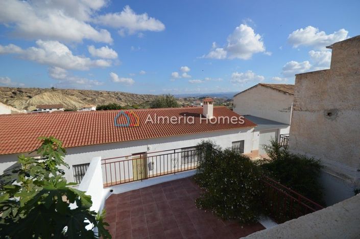 Image No.16-6 Bed Townhouse for sale