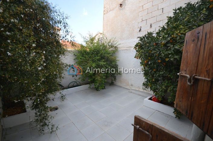 Image No.8-6 Bed Townhouse for sale