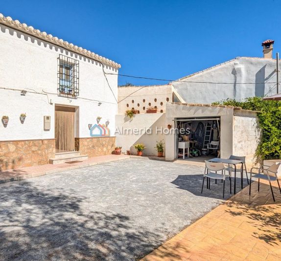 Image No.1-4 Bed Country House for sale
