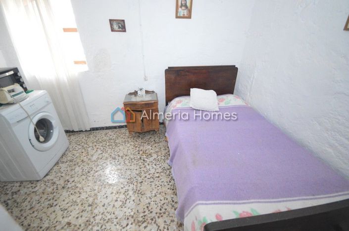 Image No.8-5 Bed Country House for sale