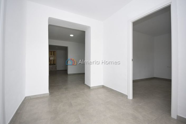 Image No.7-6 Bed Country House for sale