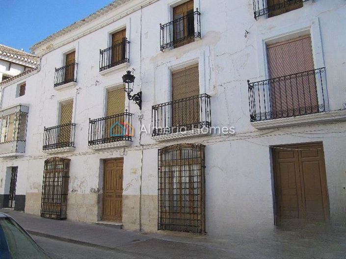 Image No.1-4 Bed Townhouse for sale