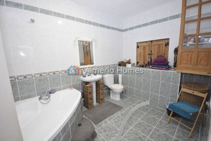 Image No.21-6 Bed Country House for sale