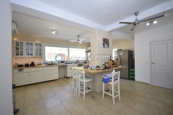 Image No.8-6 Bed Villa for sale