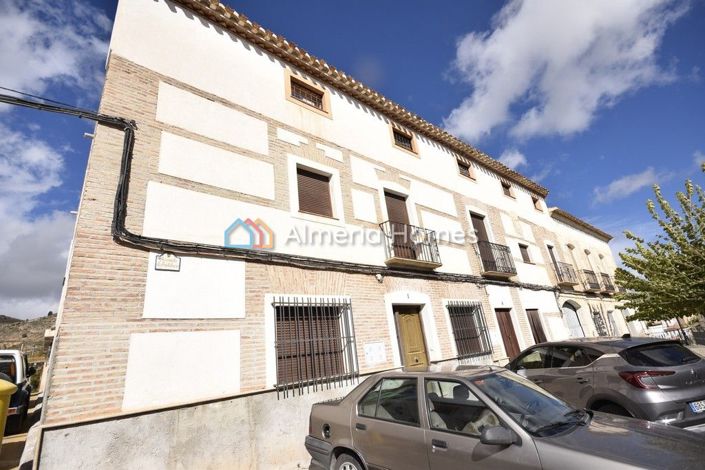Image No.1-4 Bed Townhouse for sale