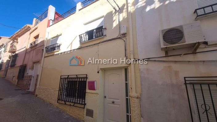 Image No.1-4 Bed Townhouse for sale