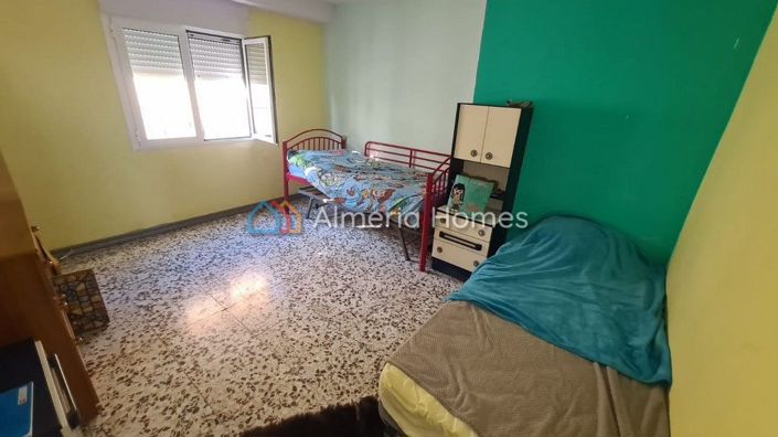 Image No.12-4 Bed Townhouse for sale