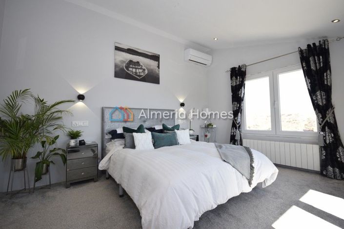 Image No.14-7 Bed Country House for sale