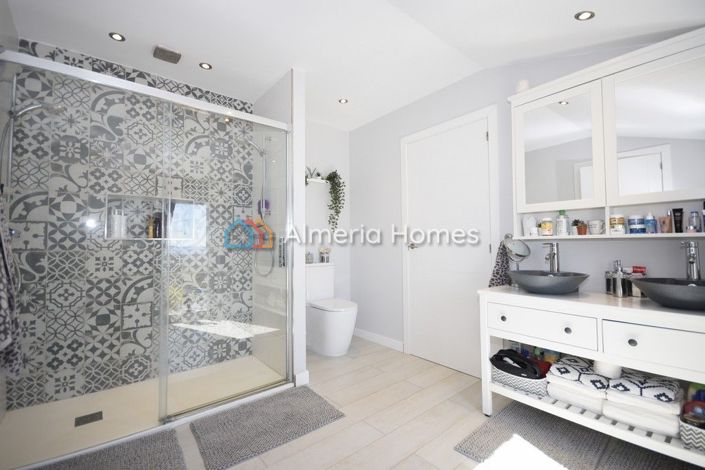 Image No.15-7 Bed Country House for sale