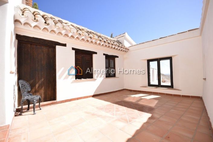 Image No.5-7 Bed Country House for sale