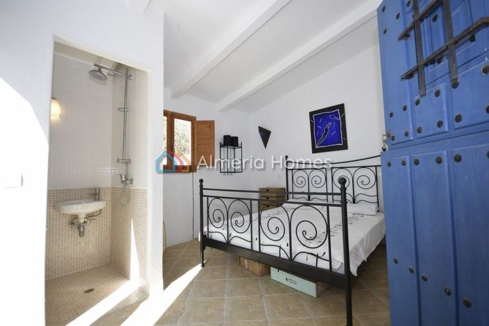 Image No.5-7 Bed Country House for sale