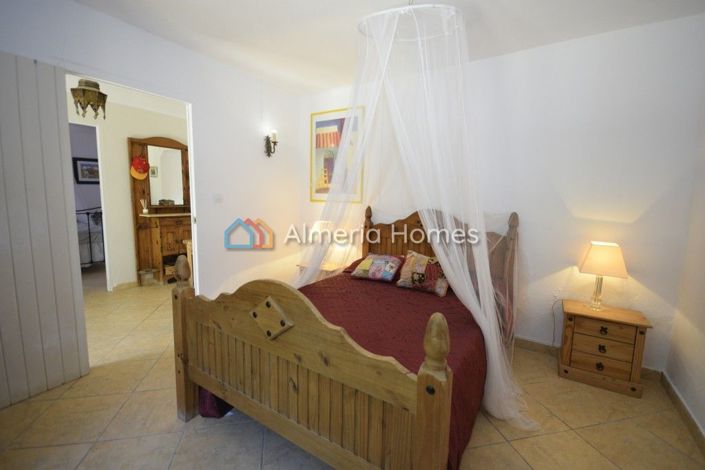 Image No.8-7 Bed Country House for sale