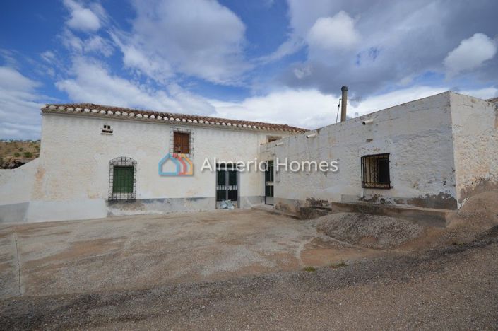 Image No.1-4 Bed Country House for sale