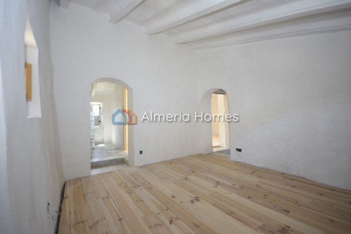 Image No.12-3 Bed Country House for sale