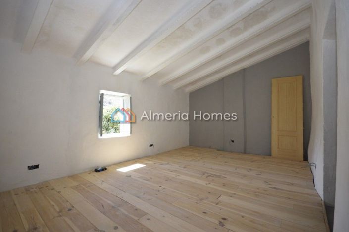 Image No.14-3 Bed Country House for sale