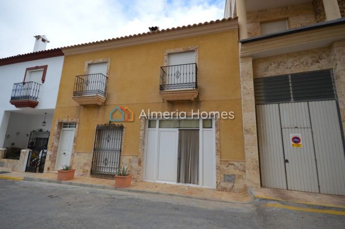 Image No.1-4 Bed Townhouse for sale