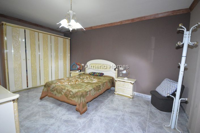 Image No.11-3 Bed Townhouse for sale