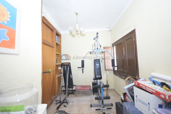 Image No.20-6 Bed Property for sale