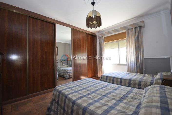 Image No.25-6 Bed Property for sale