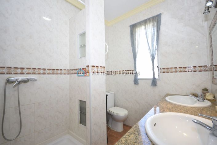 Image No.26-6 Bed Property for sale