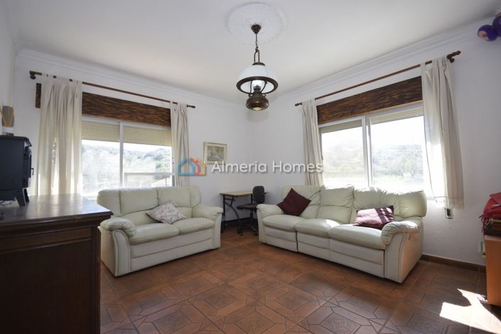 Image No.27-6 Bed Property for sale