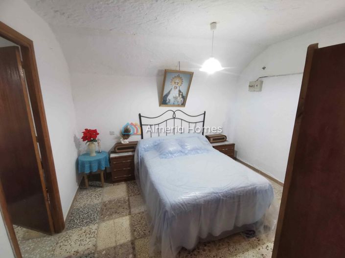 Image No.4-5 Bed House for sale