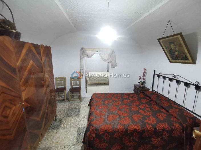 Image No.6-5 Bed House for sale