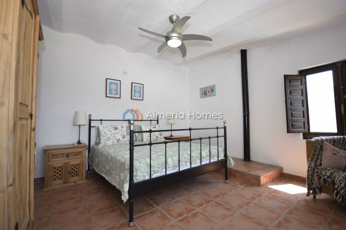 Image No.11-9 Bed Country House for sale