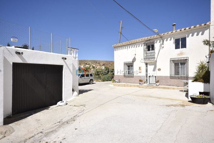 Image No.2-4 Bed Country House for sale