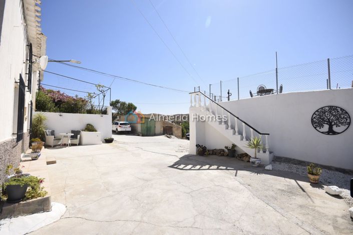 Image No.5-4 Bed Country House for sale