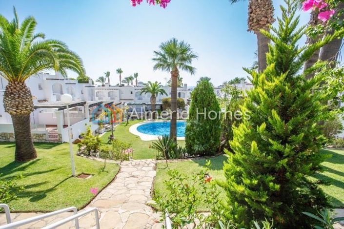 Image No.1-5 Bed Townhouse for sale