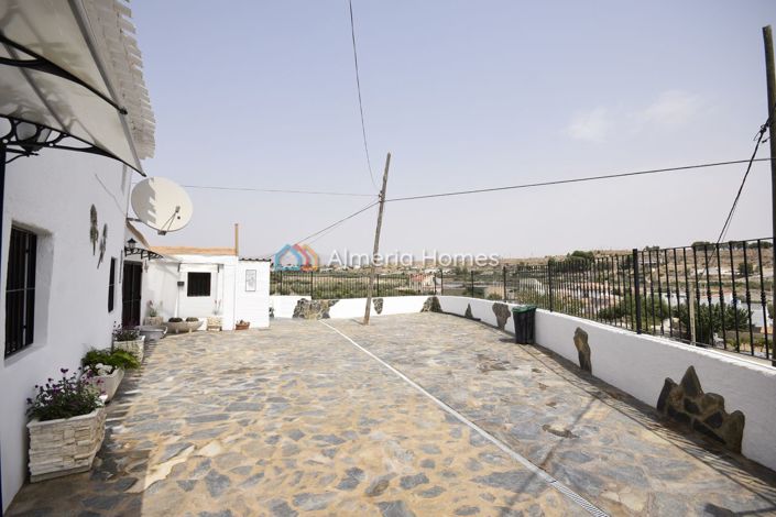 Image No.12-4 Bed Country House for sale