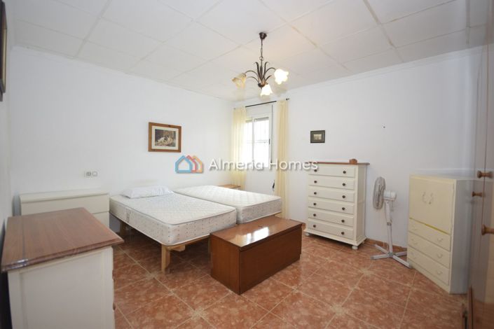 Image No.12-3 Bed Townhouse for sale