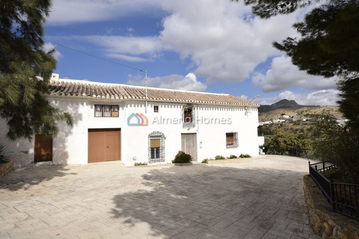 Image No.1-6 Bed Country House for sale