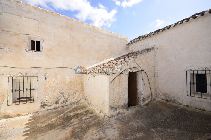 Image No.18-6 Bed Country House for sale