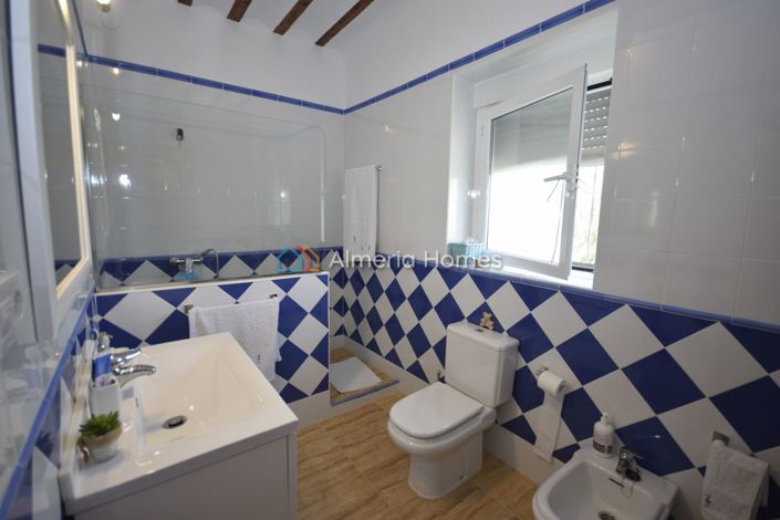 Image No.5-6 Bed Country House for sale