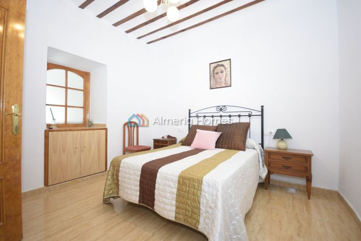 Image No.8-6 Bed Country House for sale