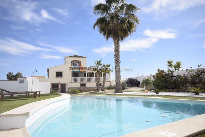 Image No.2-6 Bed Villa for sale