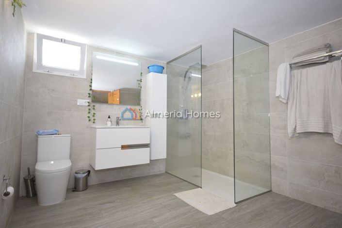 Image No.25-6 Bed Villa for sale