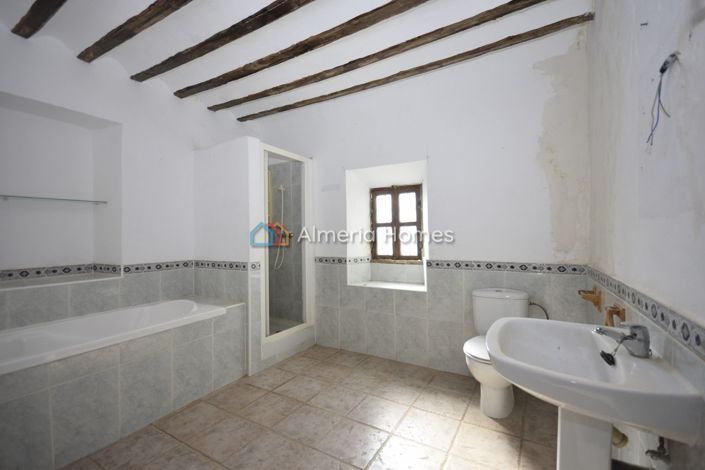 Image No.14-7 Bed Country House for sale