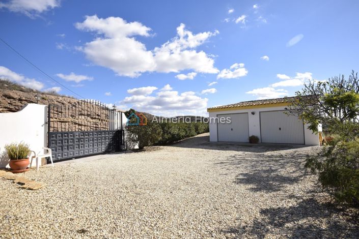 Image No.16-3 Bed Country House for sale