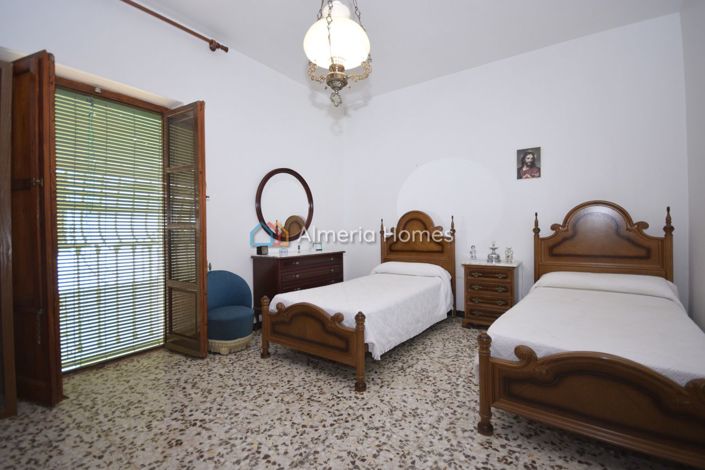 Image No.15-4 Bed Townhouse for sale