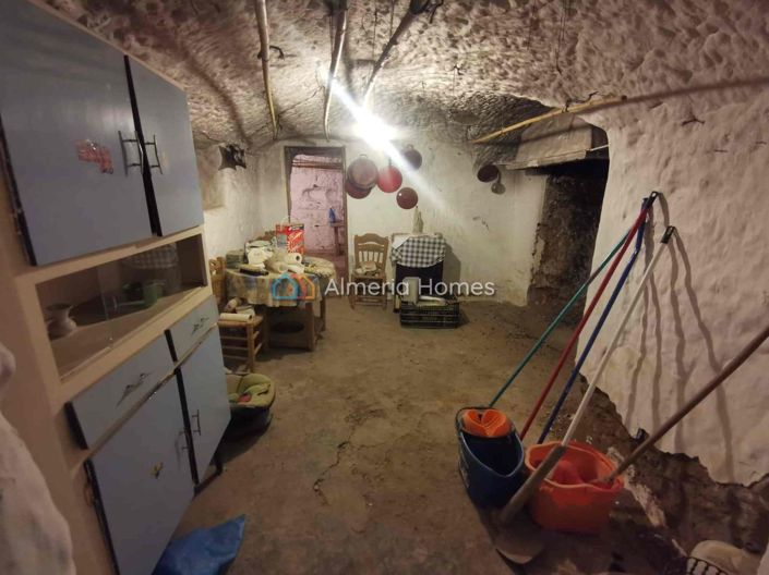 Image No.14-6 Bed House for sale