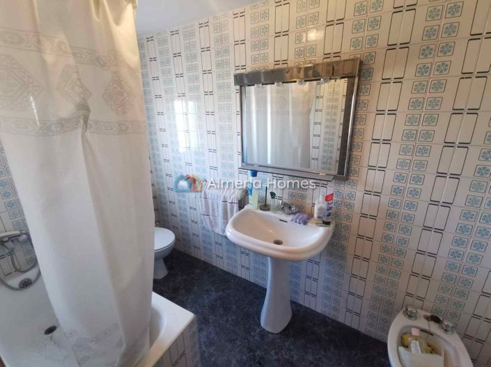 Image No.16-6 Bed House for sale