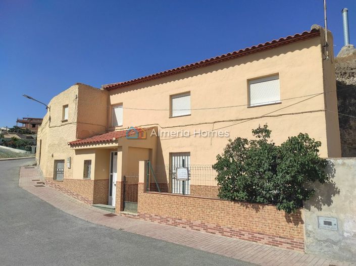 Image No.17-6 Bed House for sale