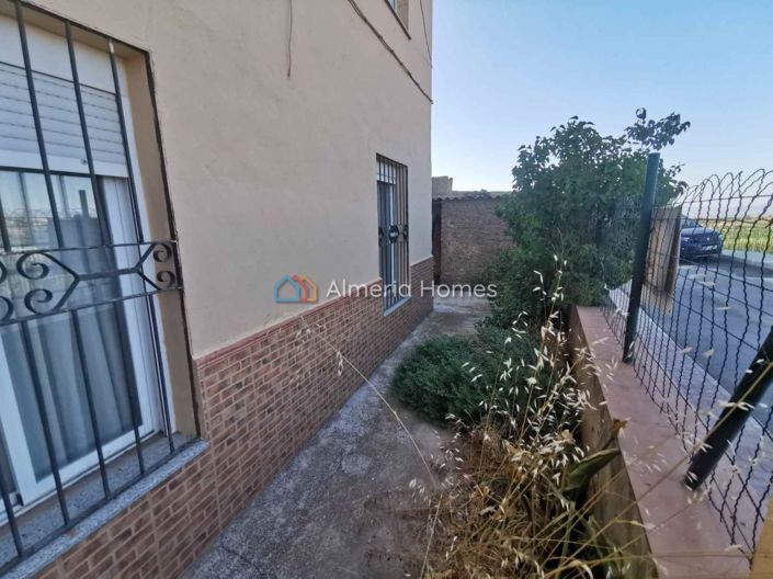 Image No.2-6 Bed House for sale