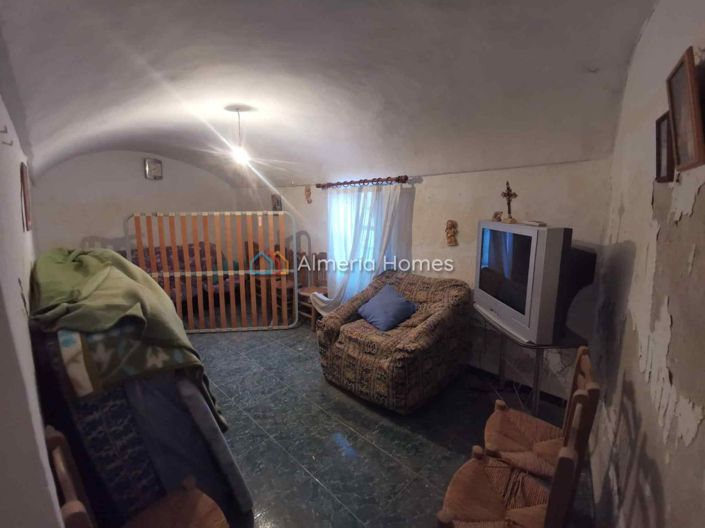 Image No.6-6 Bed House for sale